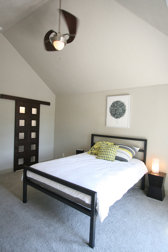 На фото: хозяйская спальня среднего размера в стиле модернизм с серыми стенами и ковровым покрытием