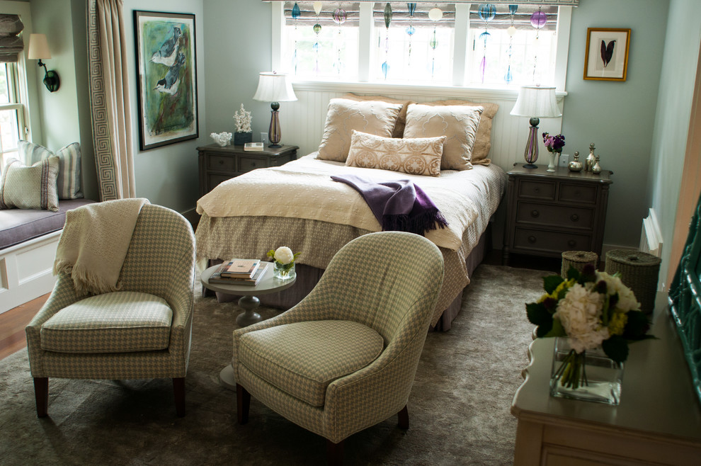 Свежая идея для дизайна: хозяйская спальня среднего размера в морском стиле с серыми стенами и ковровым покрытием без камина - отличное фото интерьера