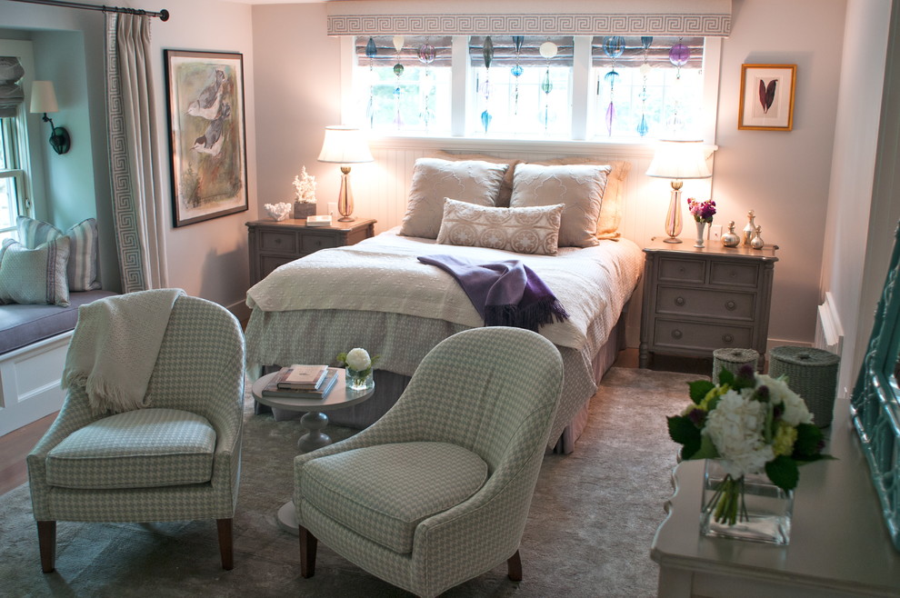 На фото: хозяйская спальня среднего размера в морском стиле с серыми стенами и ковровым покрытием без камина с
