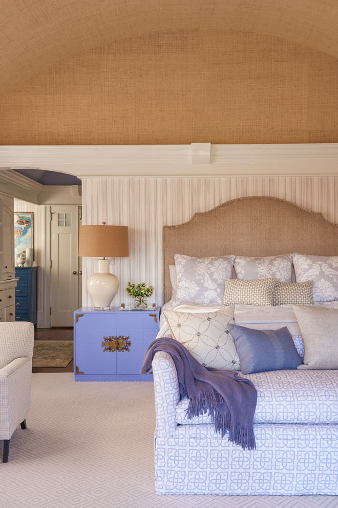 Пример оригинального дизайна: огромная хозяйская спальня в стиле неоклассика (современная классика) с разноцветными стенами и ковровым покрытием