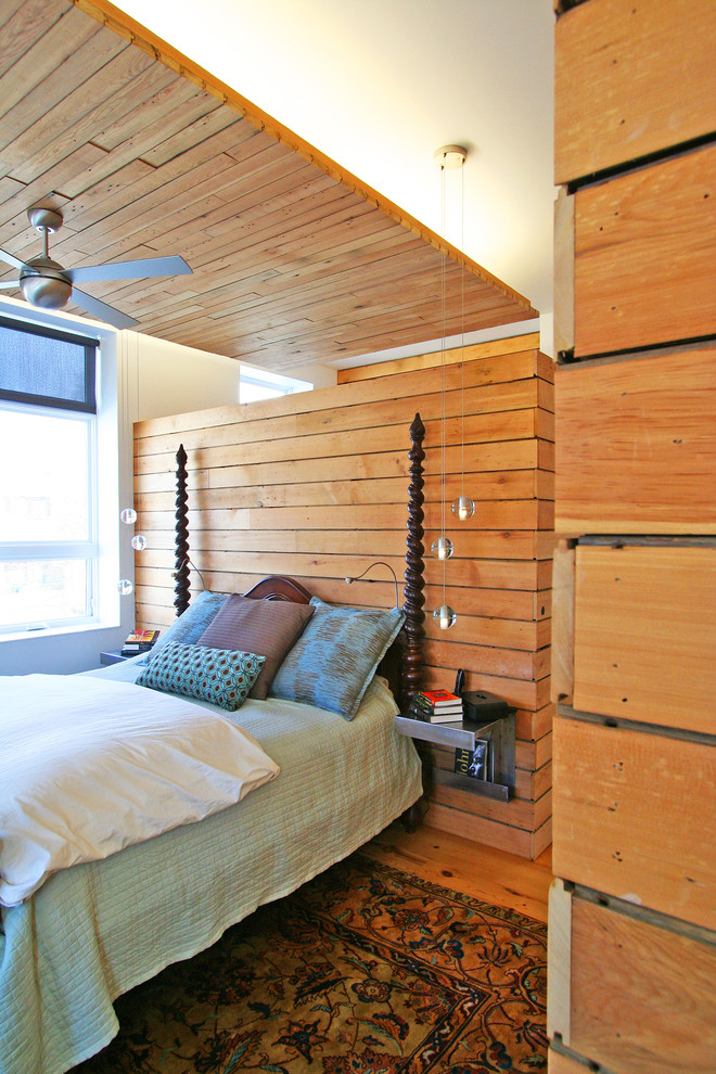 На фото: маленькая хозяйская спальня в современном стиле для на участке и в саду с