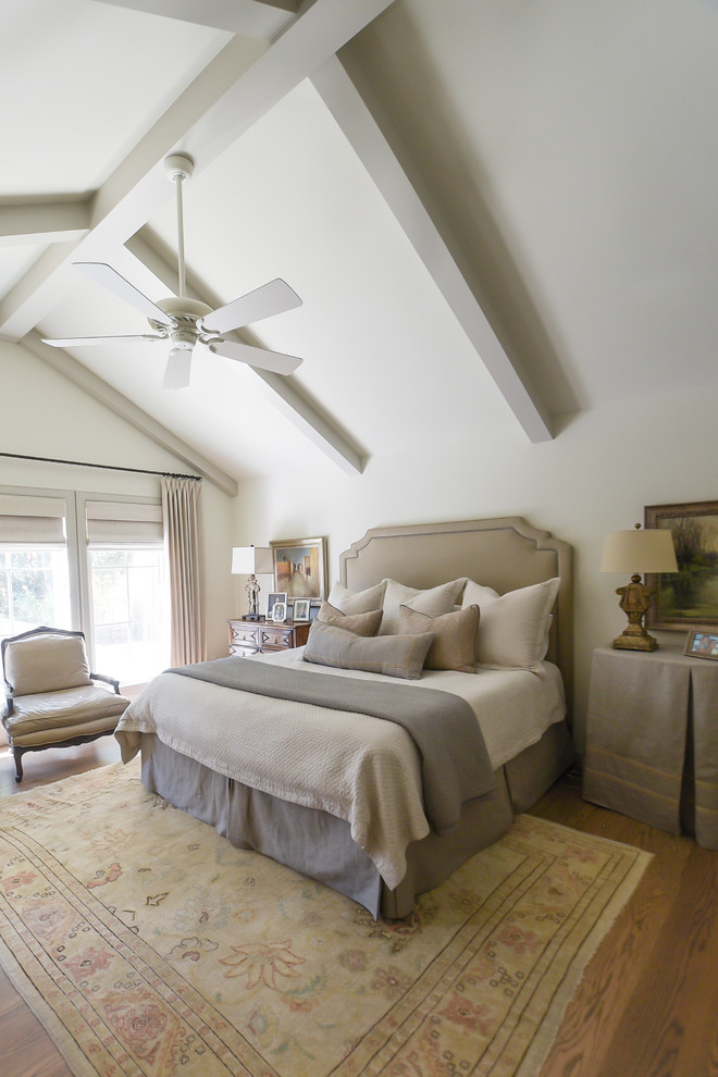 Стильный дизайн: хозяйская спальня в классическом стиле с паркетным полом среднего тона, белыми стенами и коричневым полом - последний тренд
