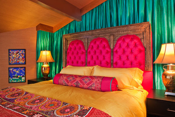 Стильный дизайн: большая хозяйская спальня в стиле фьюжн с коричневыми стенами без камина - последний тренд
