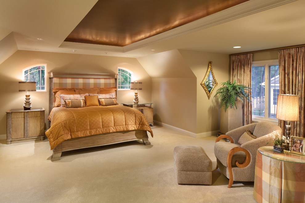 Идея дизайна: хозяйская спальня в современном стиле с бежевыми стенами и ковровым покрытием без камина