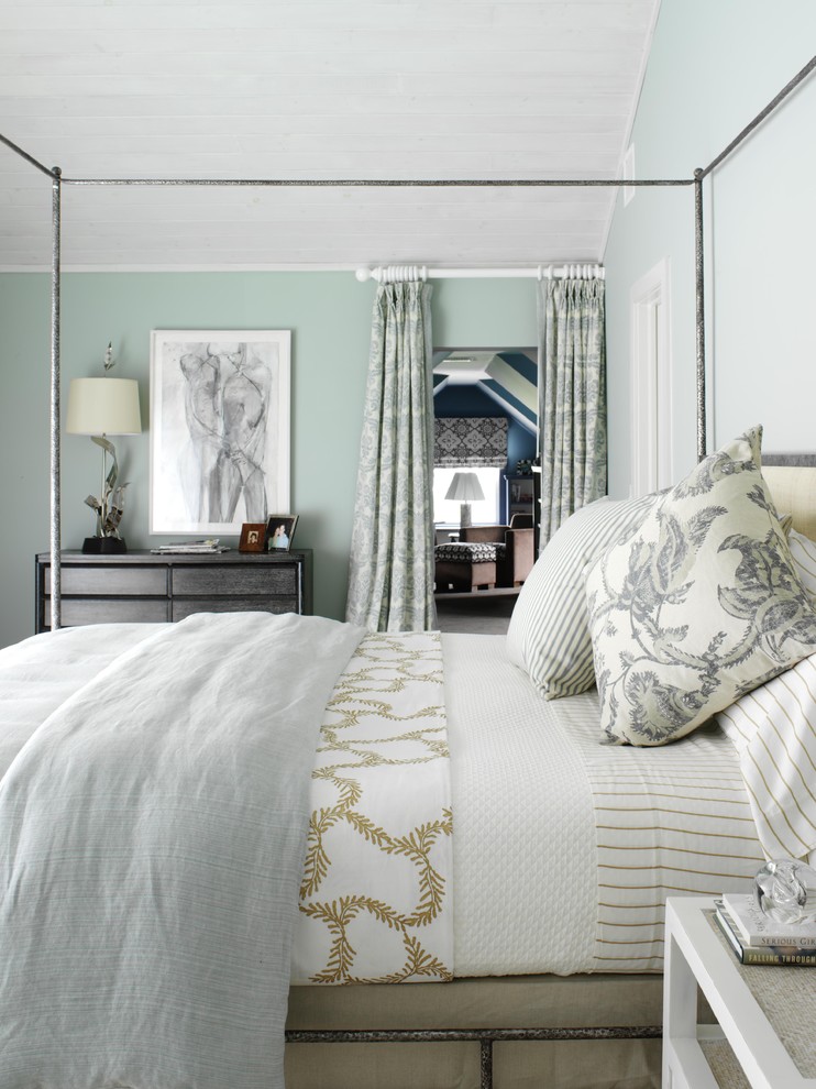 Идея дизайна: большая гостевая спальня (комната для гостей): освещение в морском стиле с зелеными стенами без камина