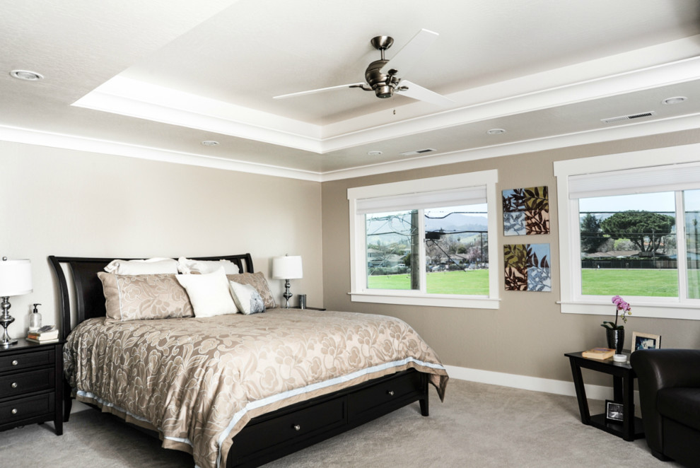 На фото: хозяйская спальня среднего размера в стиле кантри с коричневыми стенами, ковровым покрытием, стандартным камином, фасадом камина из плитки, бежевым полом и кессонным потолком