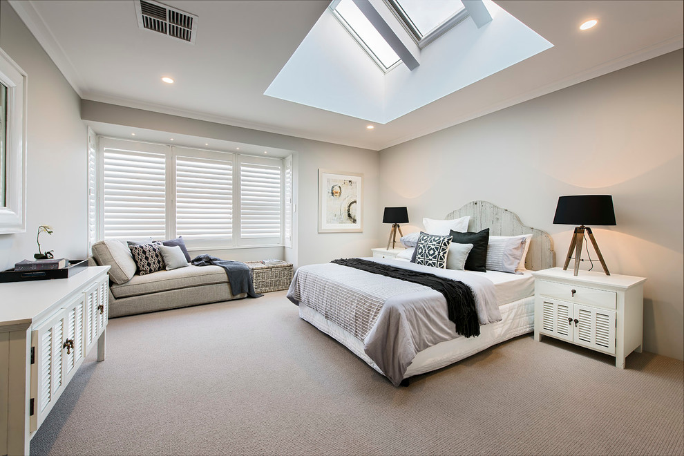 На фото: большая хозяйская, серо-белая спальня в стиле неоклассика (современная классика) с ковровым покрытием без камина