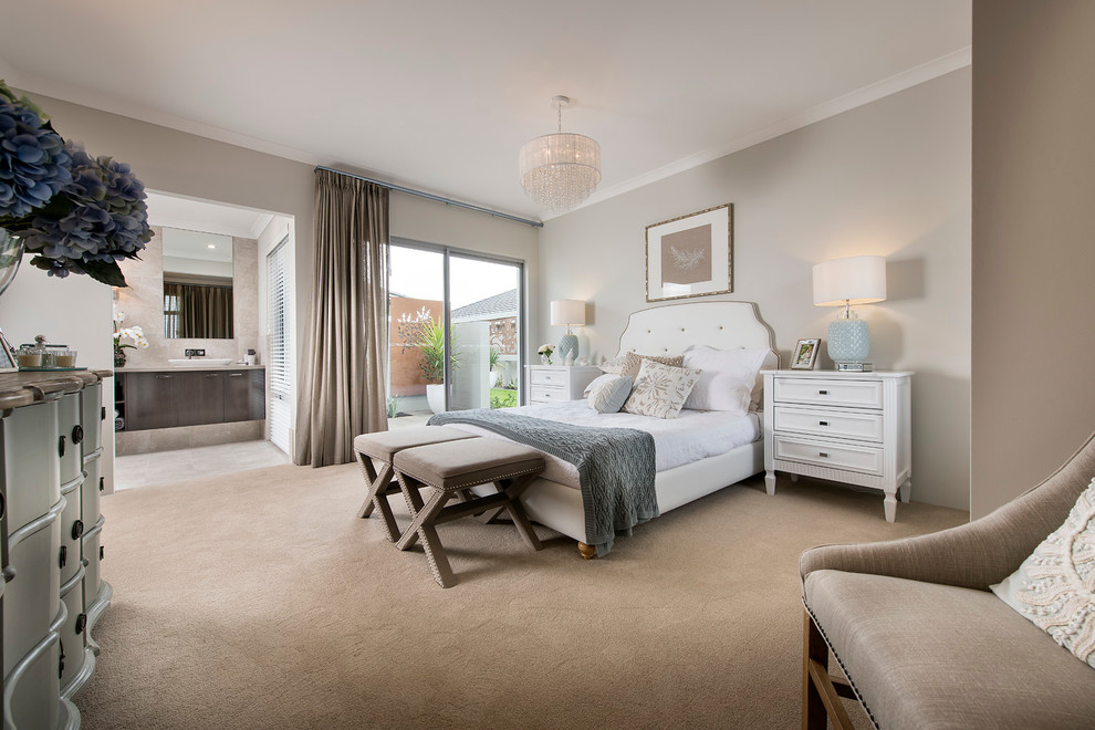 Klassisches Hauptschlafzimmer ohne Kamin mit grauer Wandfarbe und Teppichboden in Perth