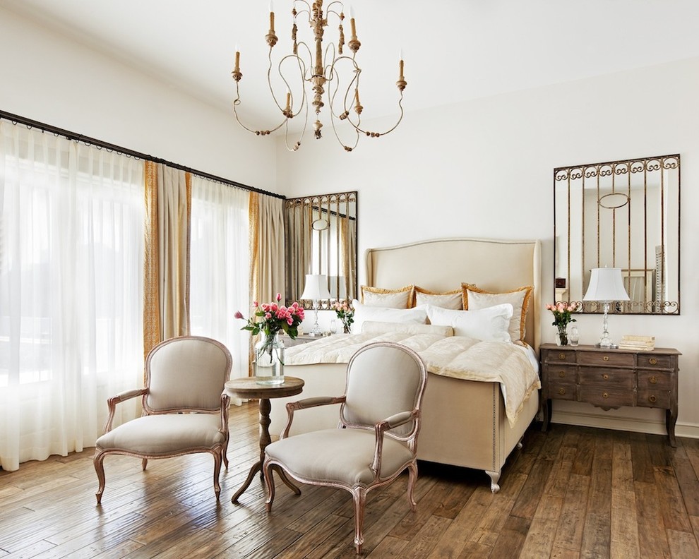 Идея дизайна: спальня в классическом стиле с белыми стенами, паркетным полом среднего тона и коричневым полом