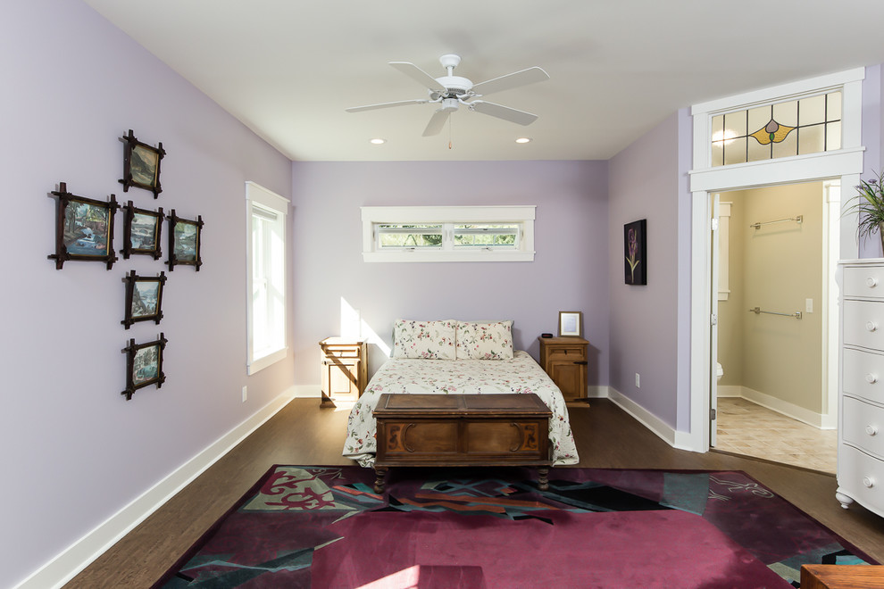Foto de dormitorio principal ecléctico de tamaño medio con paredes púrpuras y suelo de corcho