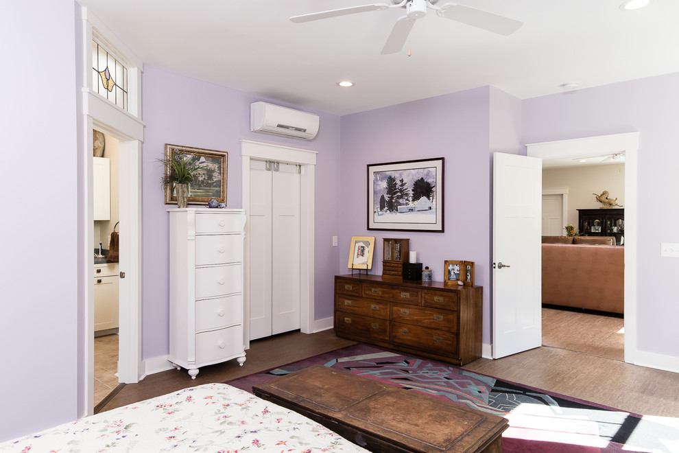 Cette image montre une chambre parentale bohème de taille moyenne avec un mur violet et un sol en liège.