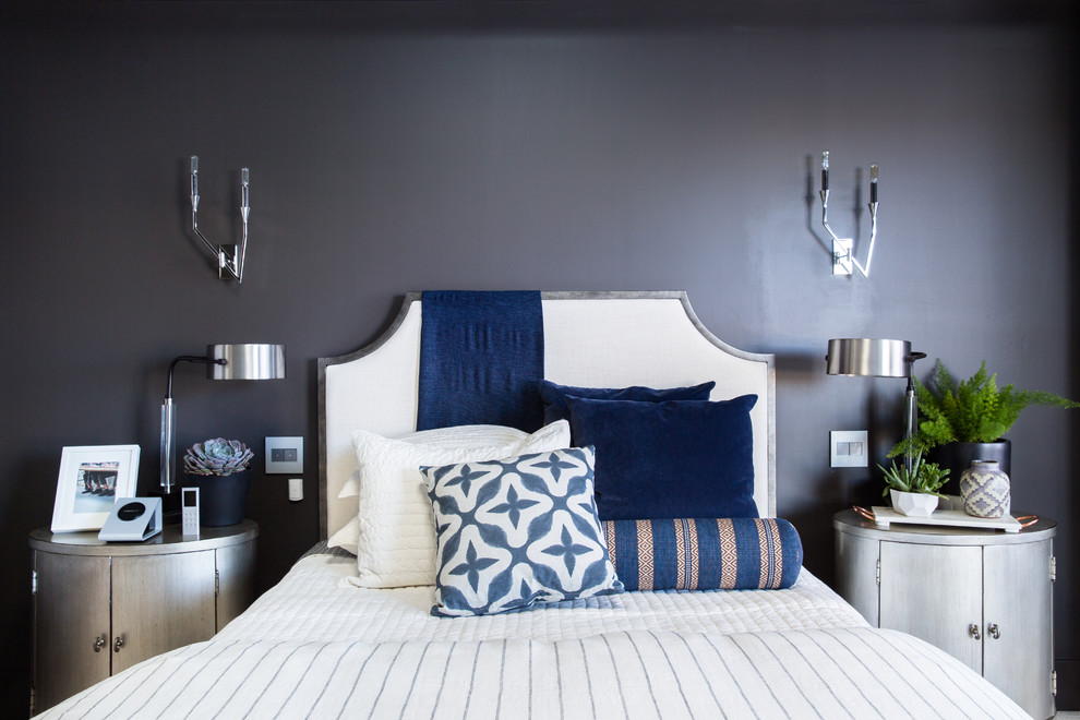 Свежая идея для дизайна: хозяйская спальня в современном стиле с черными стенами - отличное фото интерьера