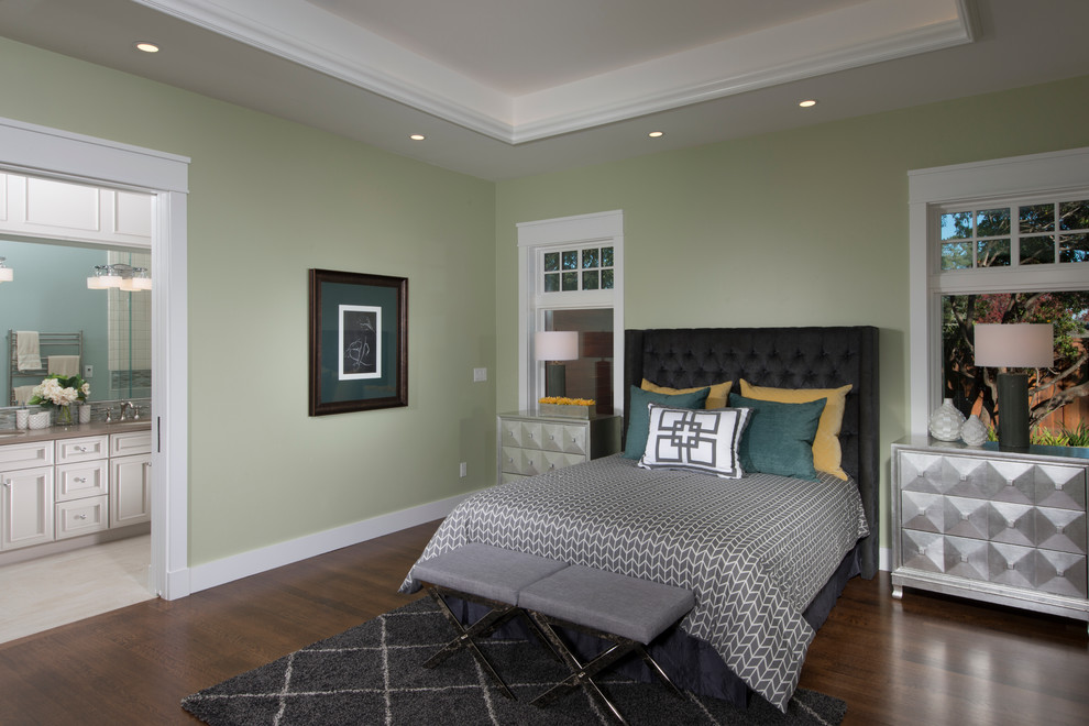 На фото: хозяйская спальня среднего размера в стиле кантри с зелеными стенами, паркетным полом среднего тона и коричневым полом с