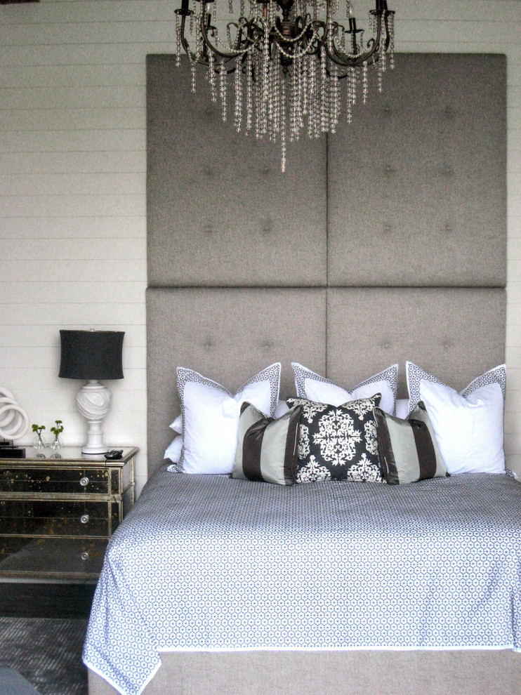 Ispirazione per una camera da letto contemporanea con pareti bianche
