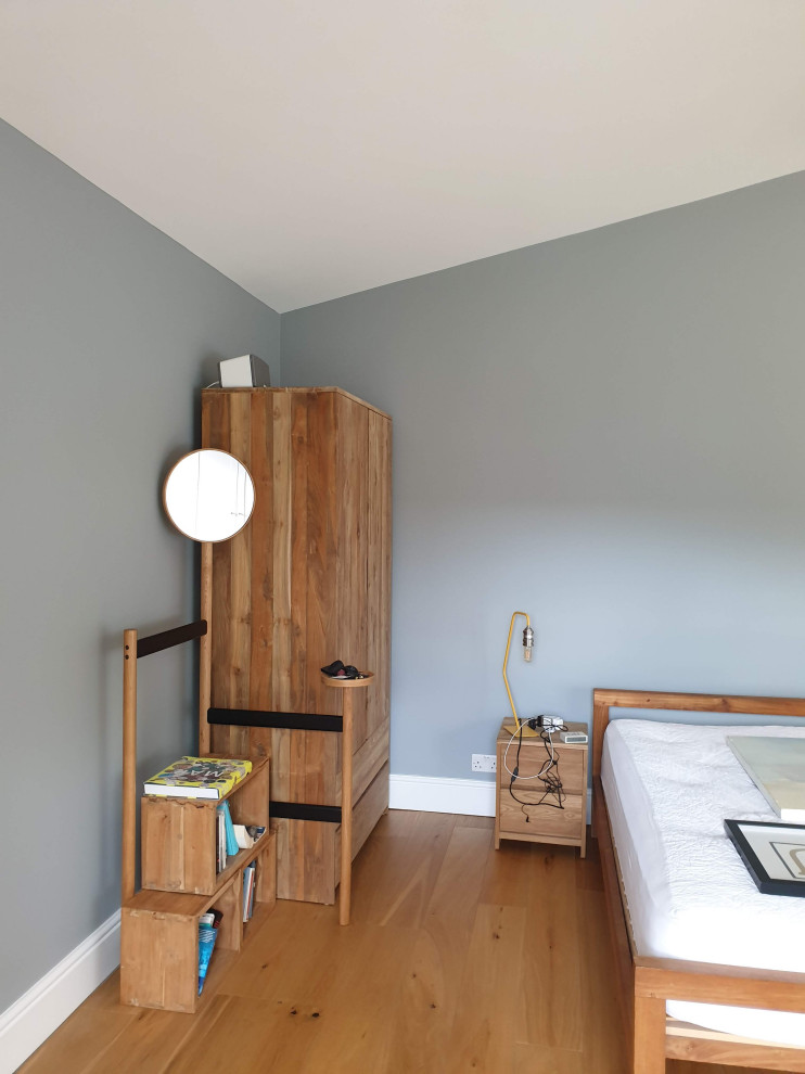 Идея дизайна: большая хозяйская спальня в классическом стиле с серыми стенами, паркетным полом среднего тона, коричневым полом и многоуровневым потолком