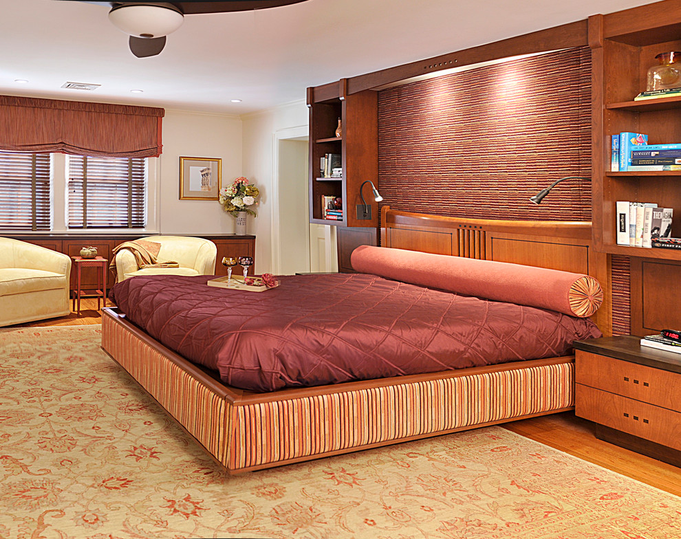 Idee per una camera matrimoniale contemporanea di medie dimensioni con pareti beige e pavimento in legno massello medio