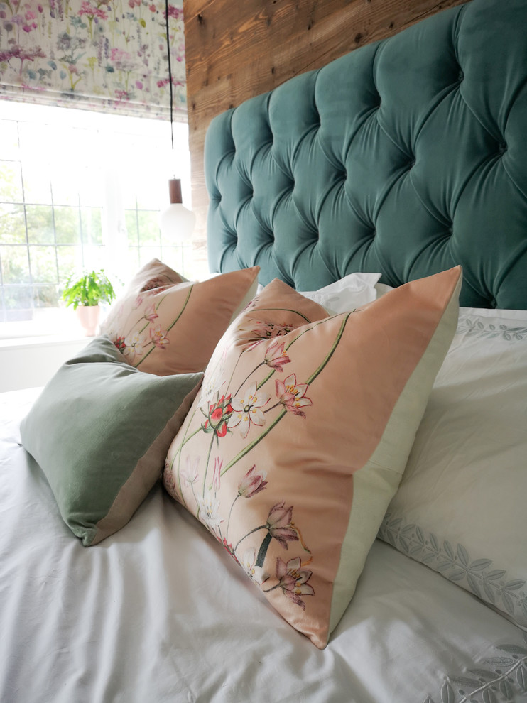 Mittelgroßes Landhaus Hauptschlafzimmer mit grüner Wandfarbe und Vinylboden in West Midlands