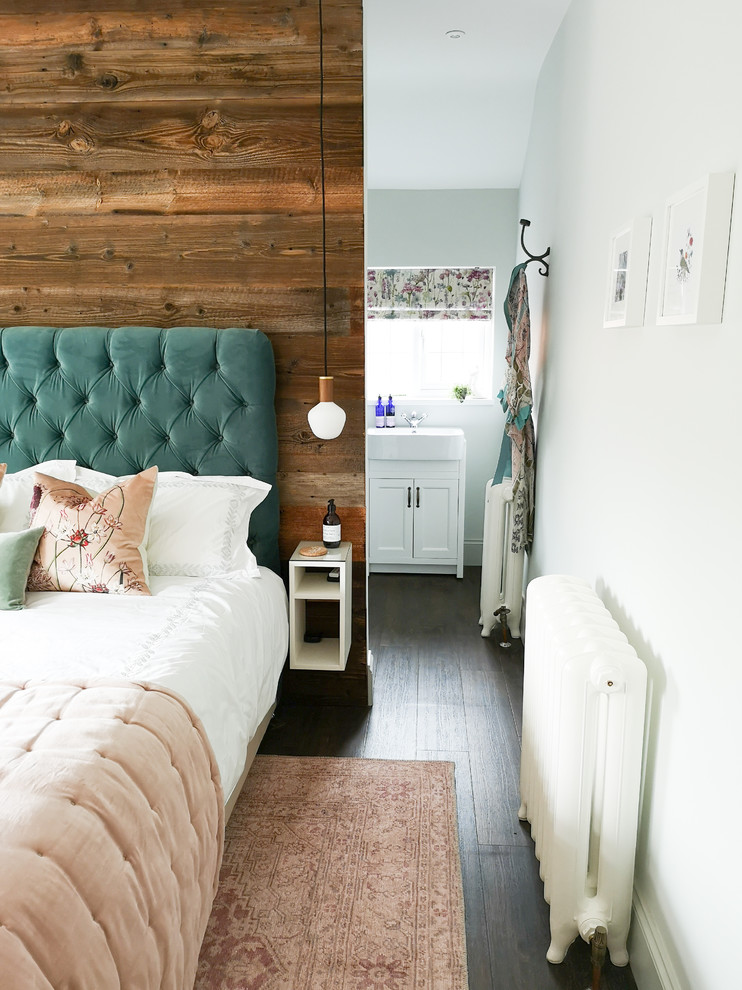 Großes Landhaus Hauptschlafzimmer mit grüner Wandfarbe, Vinylboden und Wandpaneelen in West Midlands