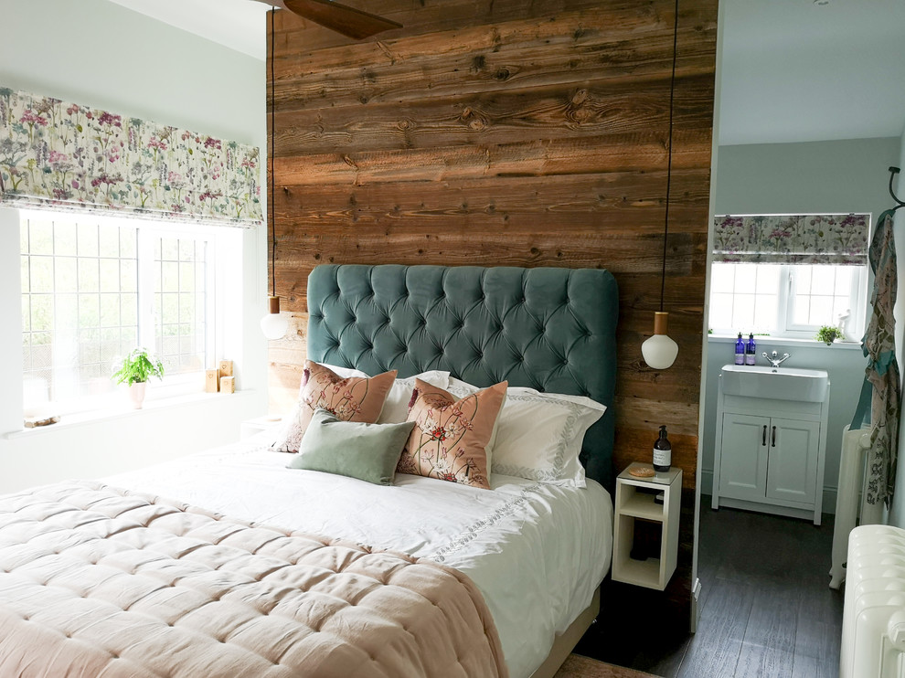 Идея дизайна: хозяйская спальня среднего размера в стиле кантри с зелеными стенами, полом из винила и панелями на части стены