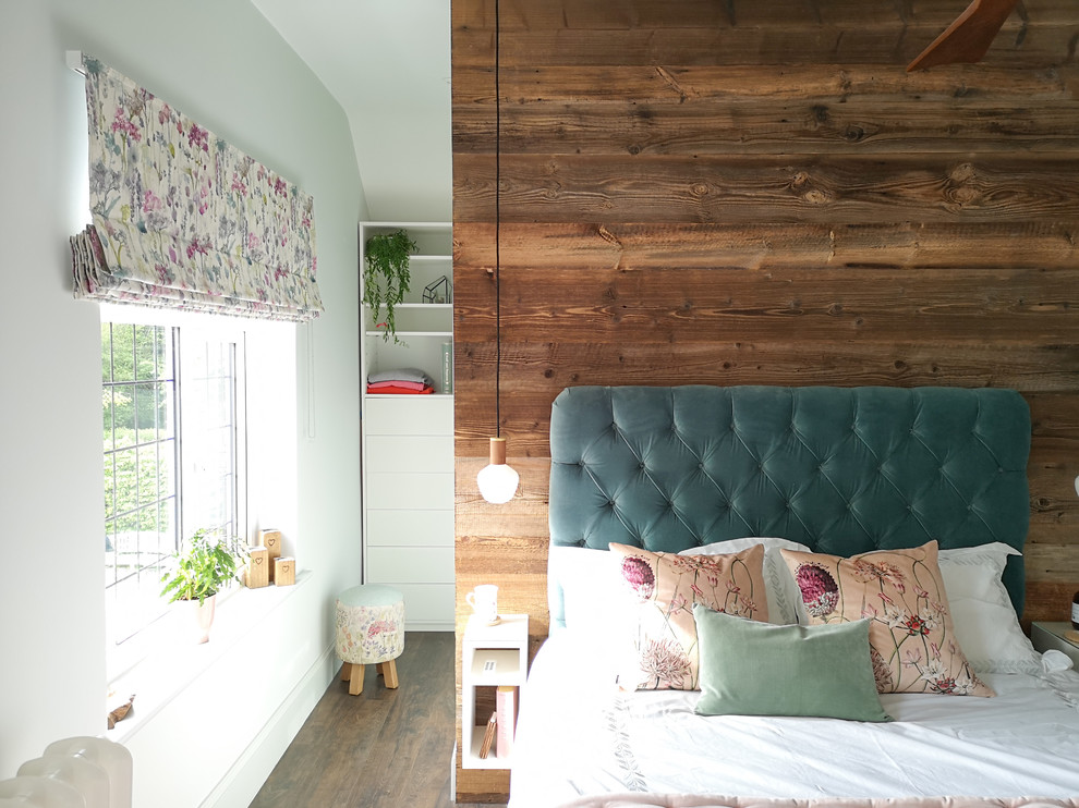 На фото: хозяйская спальня среднего размера в стиле кантри с зелеными стенами, полом из винила и панелями на части стены
