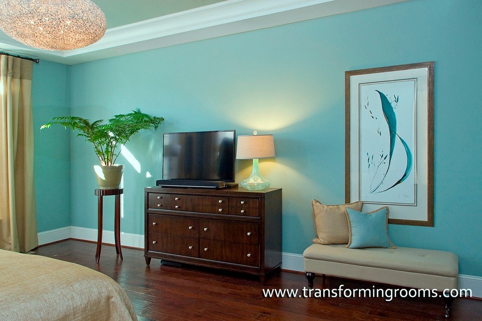 他の地域にある広いトラディショナルスタイルのおしゃれな主寝室 (濃色無垢フローリング、青い壁) のインテリア