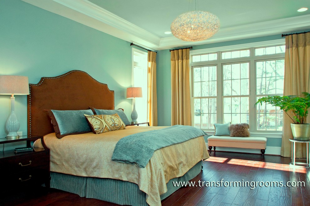 他の地域にある広いトラディショナルスタイルのおしゃれな主寝室 (青い壁、濃色無垢フローリング)
