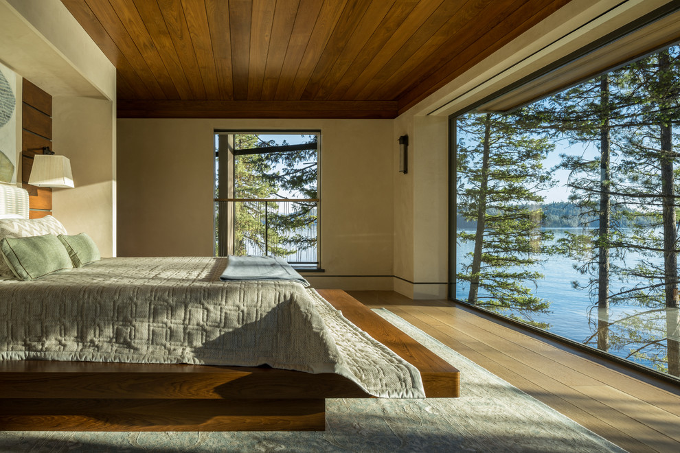 Свежая идея для дизайна: хозяйская спальня в стиле модернизм с светлым паркетным полом - отличное фото интерьера