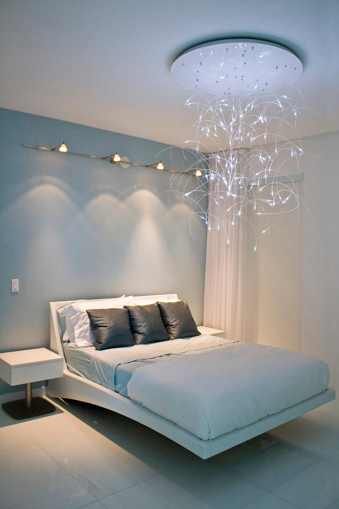 На фото: спальня в современном стиле с синими стенами без камина с