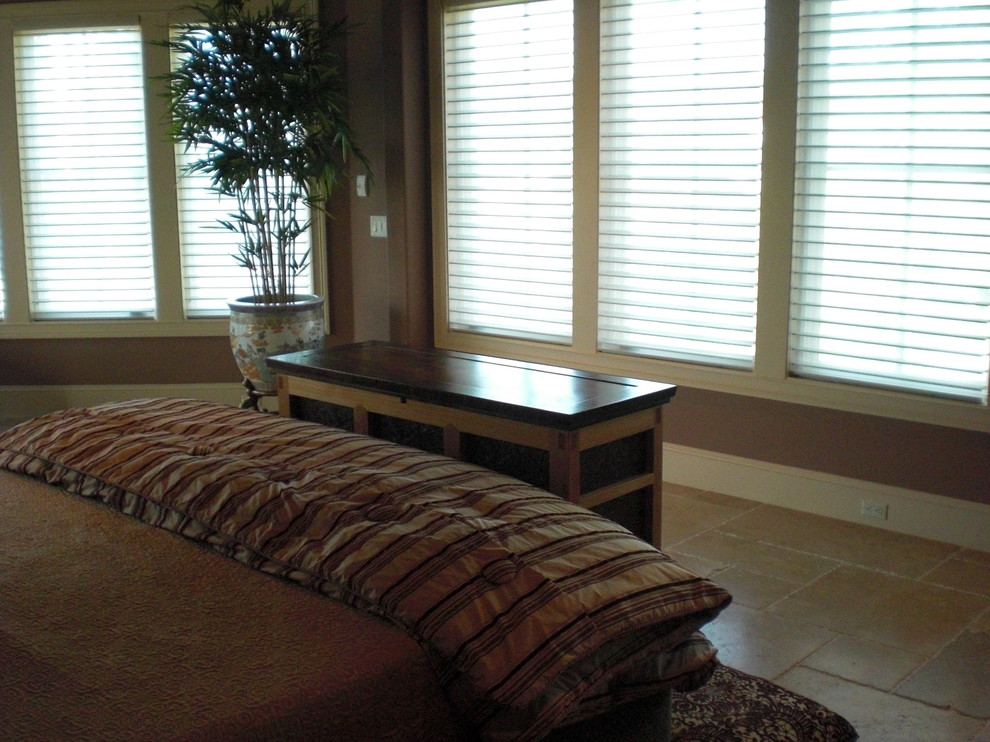 Imagen de dormitorio principal clásico de tamaño medio sin chimenea con paredes marrones, suelo de baldosas de porcelana y suelo beige