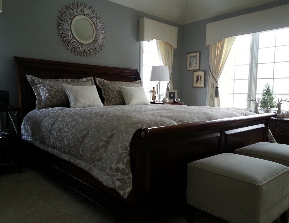 На фото: хозяйская спальня в классическом стиле с серыми стенами и ковровым покрытием