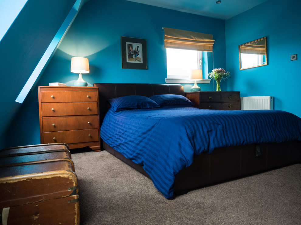 Imagen de dormitorio principal bohemio pequeño con paredes azules y moqueta