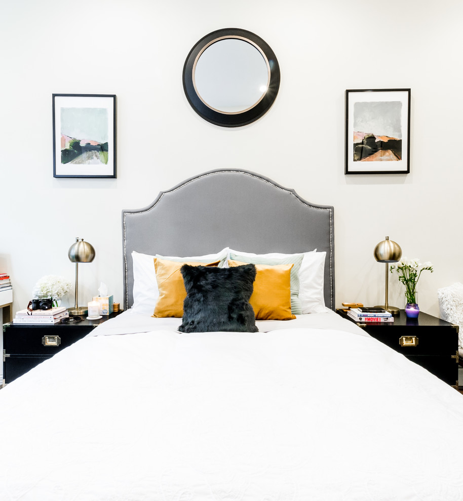 Kleines Stilmix Hauptschlafzimmer mit beiger Wandfarbe, dunklem Holzboden, Kamin, Kaminumrandung aus Stein und braunem Boden in New York