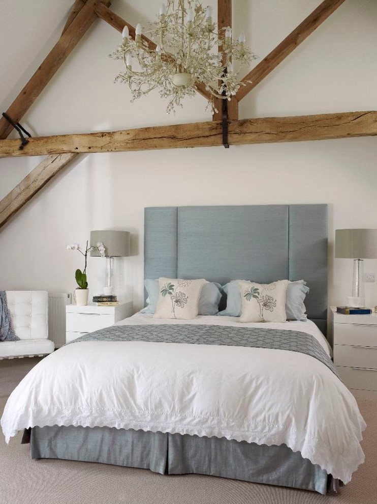 Landhausstil Schlafzimmer mit weißer Wandfarbe in Sonstige