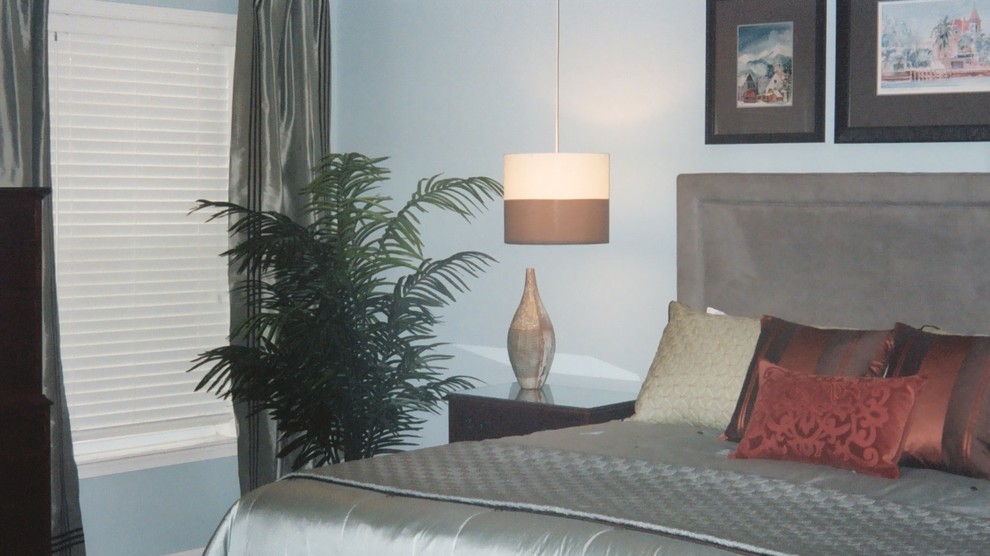 Свежая идея для дизайна: большая хозяйская спальня в классическом стиле с синими стенами и ковровым покрытием без камина - отличное фото интерьера