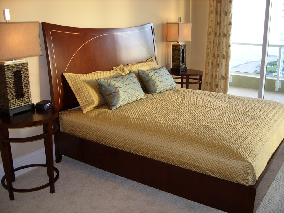 Imagen de dormitorio principal actual de tamaño medio sin chimenea con paredes beige, moqueta y suelo beige