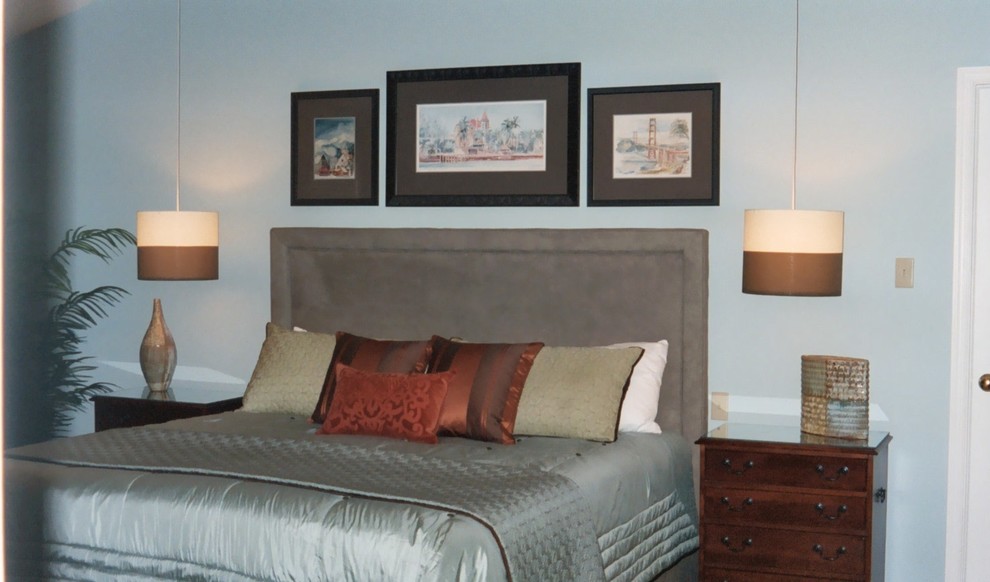 Modelo de dormitorio principal clásico grande sin chimenea con paredes azules y moqueta
