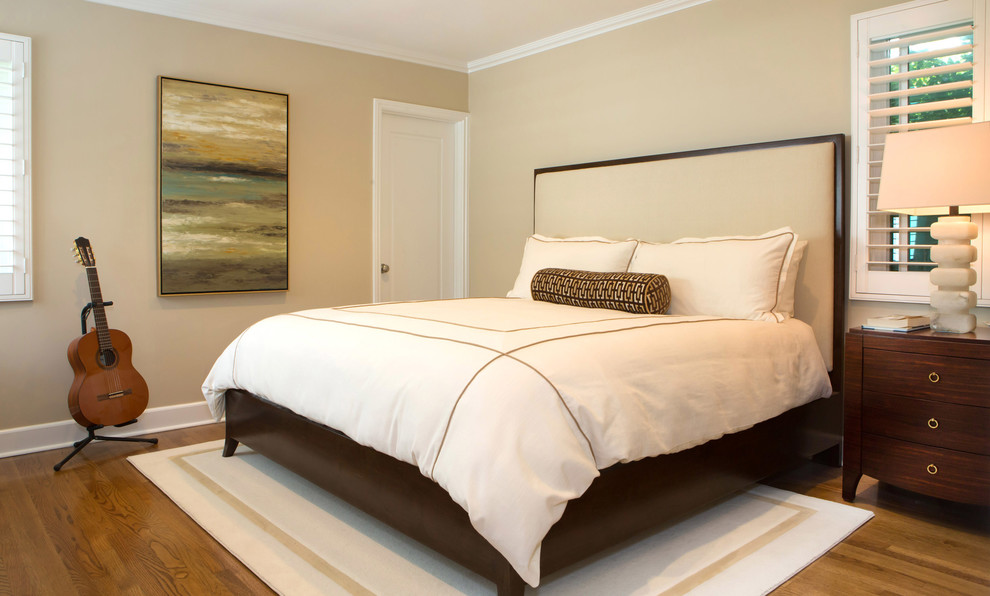 На фото: хозяйская спальня среднего размера в стиле неоклассика (современная классика) с бежевыми стенами и паркетным полом среднего тона без камина