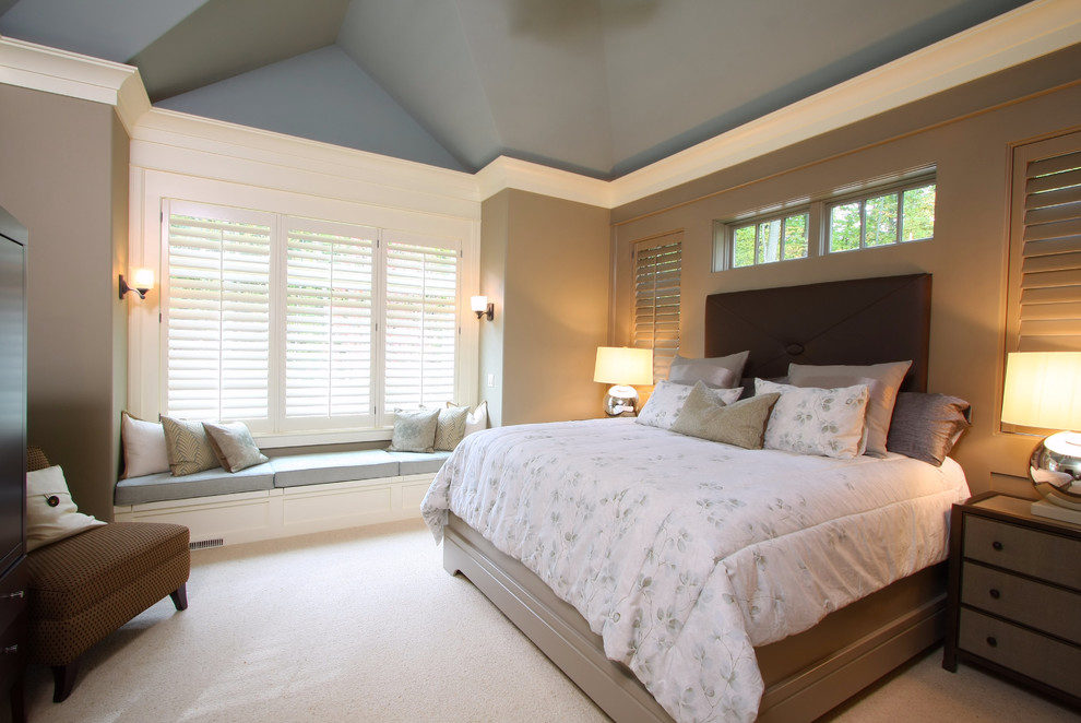 Diseño de dormitorio principal clásico con paredes grises y moqueta