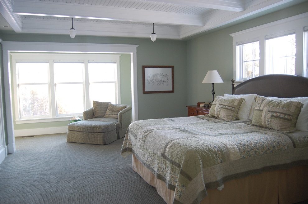 Ejemplo de dormitorio principal tradicional grande sin chimenea con paredes verdes y moqueta