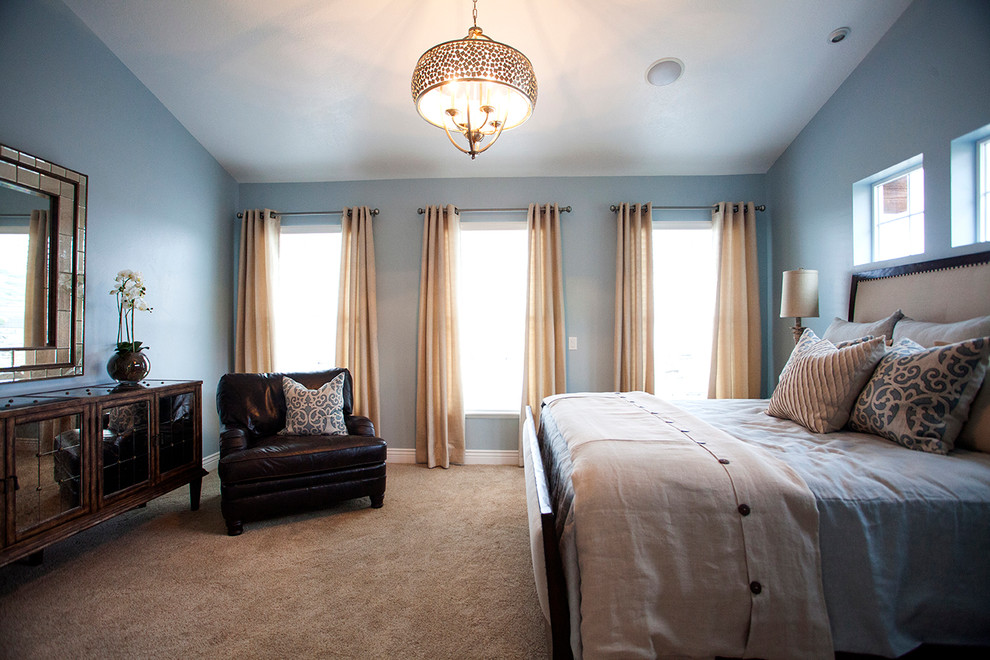 На фото: большая хозяйская спальня в стиле кантри с синими стенами и ковровым покрытием без камина