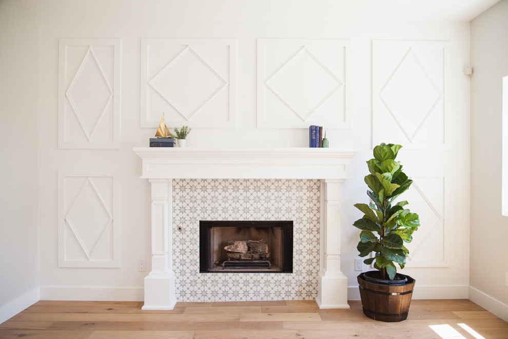 フェニックスにある中くらいなトランジショナルスタイルのおしゃれな主寝室 (白い壁、無垢フローリング、標準型暖炉、タイルの暖炉まわり) のレイアウト