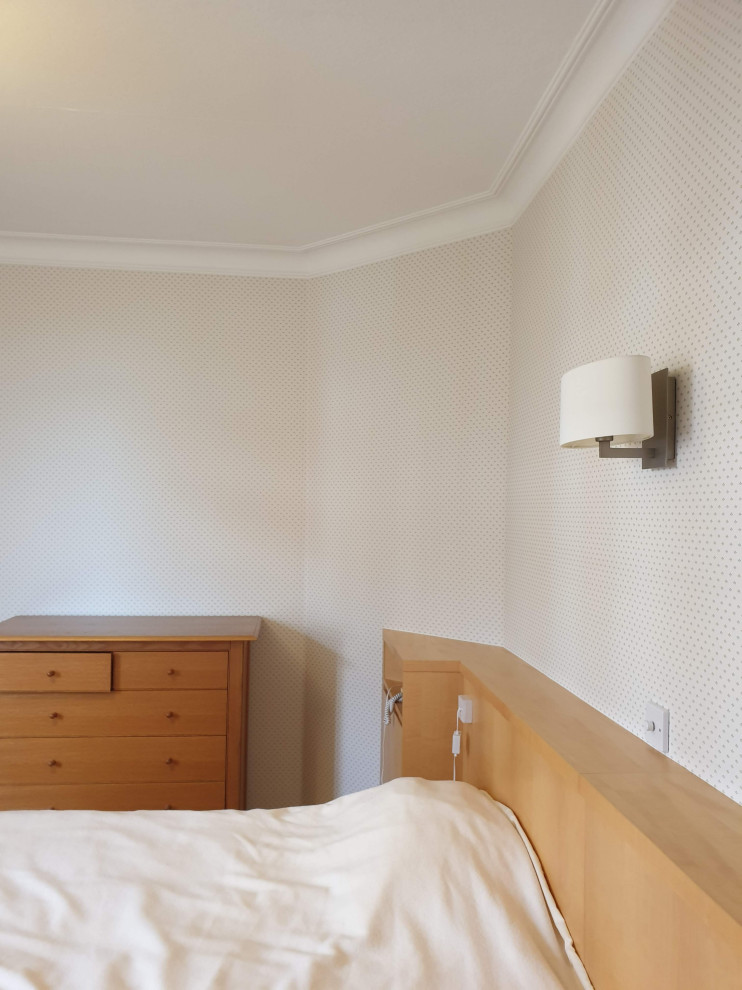 Стильный дизайн: большая хозяйская спальня в классическом стиле с ковровым покрытием, бежевым полом и потолком с обоями - последний тренд