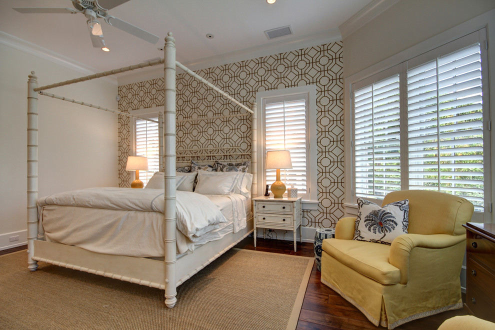 Großes Maritimes Hauptschlafzimmer ohne Kamin mit weißer Wandfarbe und braunem Holzboden in Tampa