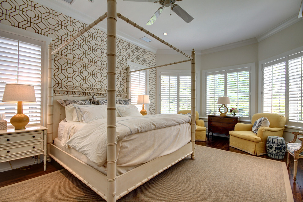 Großes Maritimes Hauptschlafzimmer ohne Kamin mit weißer Wandfarbe und braunem Holzboden in Tampa