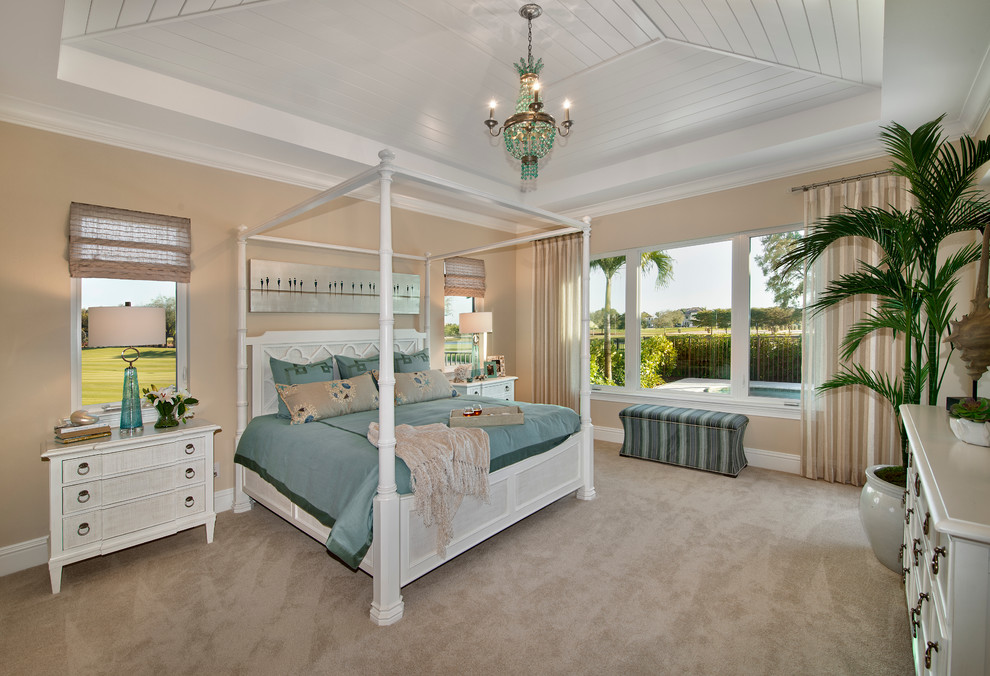 Diseño de dormitorio principal tropical grande sin chimenea con paredes beige y moqueta