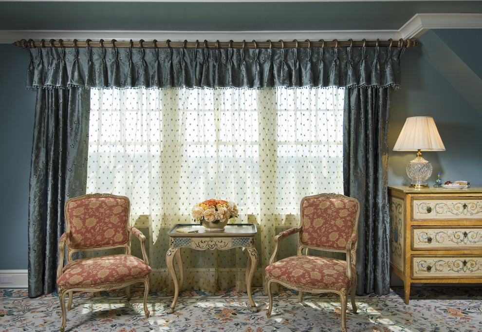 Foto di una camera matrimoniale classica con pareti blu e moquette