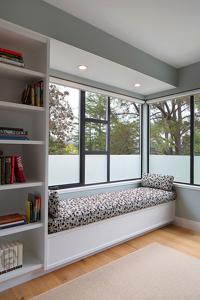 Стильный дизайн: хозяйская спальня среднего размера в стиле модернизм с синими стенами и светлым паркетным полом - последний тренд