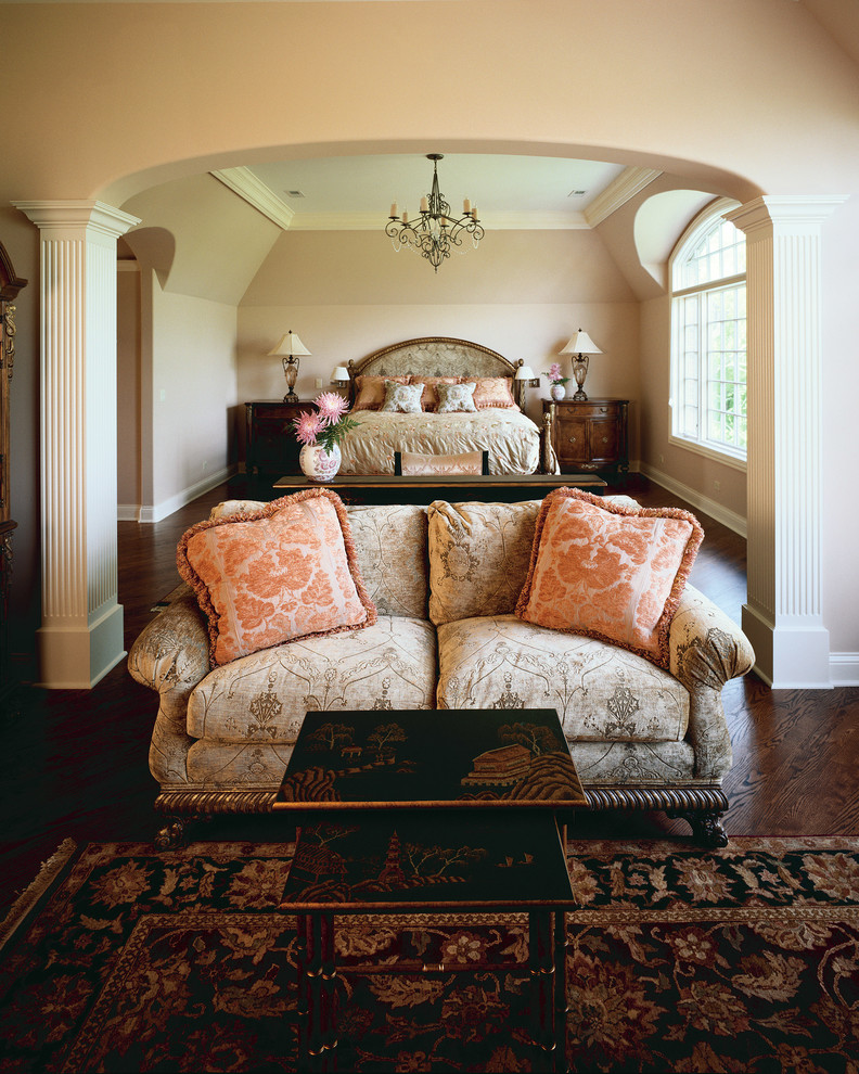 Esempio di un'ampia camera matrimoniale chic con pareti beige, parquet scuro e pavimento marrone