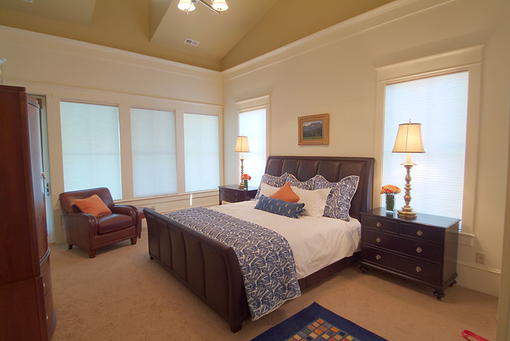Ejemplo de habitación de invitados campestre de tamaño medio con paredes blancas y moqueta
