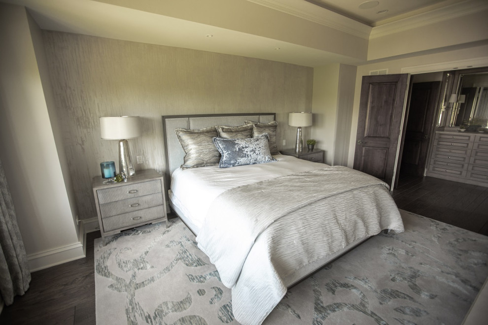Foto de dormitorio principal clásico renovado grande con paredes beige, suelo de madera en tonos medios y suelo marrón